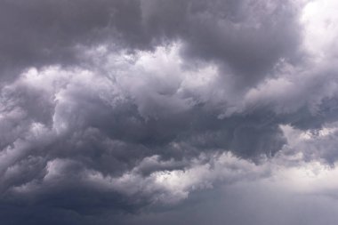 Fırtınadan önce dramatik siyah beyaz gökyüzü. Cennetlik manzara. Soğuk hava. Yağmur mevsimi. Cennetin gazabı. Tanrı kızgın. Gök gürültüsü ve şimşek. Güzel fırtınalı bulutlar.