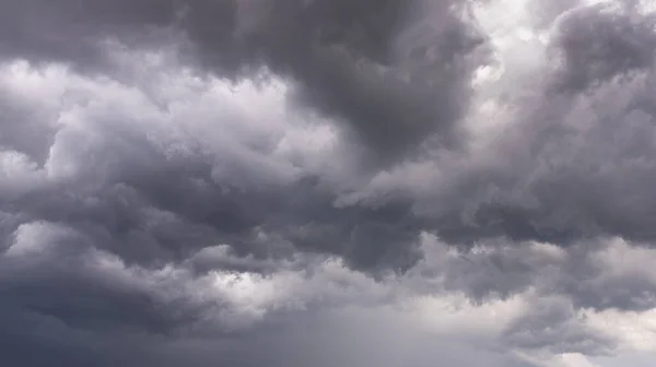 뇌우가 내리기 흑백의 하늘의 장마철이야 하늘의 하나님은 분노하시고 아름다운 폭풍우 — 스톡 사진