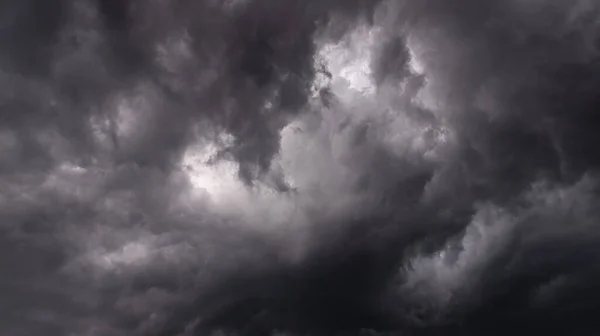 뇌우가 내리기 흑백의 하늘의 장마철이야 하늘의 하나님은 분노하시고 아름다운 폭풍우 — 스톡 사진