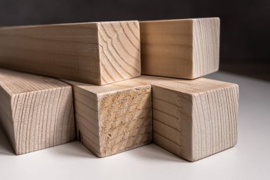 Tahta ürün. Tahtayla çalış. Tahta kiriş. Çam kalası. Doğal inşaat malzemesi. Bir yığın cilalanmış çam kütüğü..