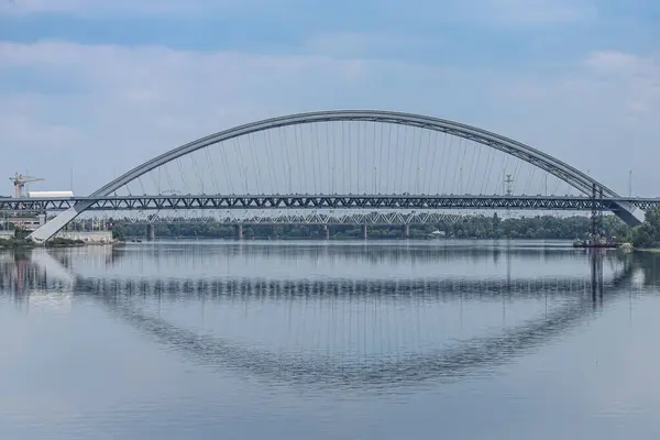 镜像映照着河中的桥 一座横跨宽阔河流的桥 全市的全景 海岸之间的联系 欧洲桥梁 — 图库照片