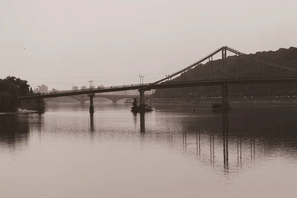 镜像映照着河中的桥 一座横跨宽阔河流的桥 全市的全景 海岸之间的联系 欧洲桥梁 — 图库照片