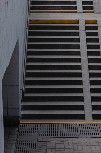 Atravessar Pedestres Subterrâneos Escadas Uma Paisagem Urbana Segurança Dos Peões — Fotografia de Stock