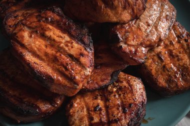 Kızarmış et. Izgara biftek. Et yemeği. Etin üzerinde kıtır kıtır. Vejetaryen menüsü değil. Piknik için yemek. Barbekü menüsü. Aşçı yanıyor..