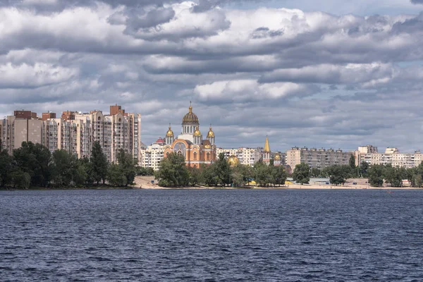 Kościół Brzegu Rzeki Chmurne Niebo Miejski Krajobraz Katedra Kopułami Ukraińskiej — Zdjęcie stockowe