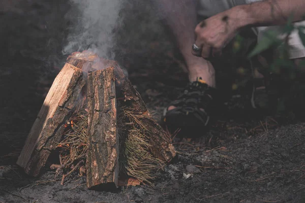 Een Toerist Maakt Een Vuur Het Bos Een Man Maakt — Stockfoto