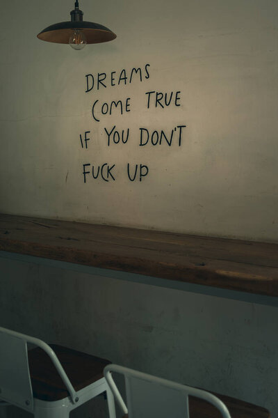 Говорил о снах черными буквами на белой стене. Слова на стене. Оригинальный декор стен. Современный дизайн интерьера. Мудрые мысли. Классная фраза Идеи для дома.