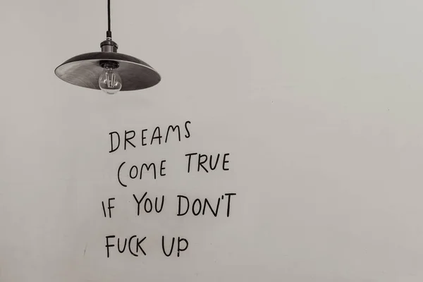 白い壁に黒い文字で夢を語る 壁についての言葉 オリジナルの壁の装飾 モダンなインテリアデザイン 賢明な思考 クールなフレーズ 家のためのアイデア — ストック写真
