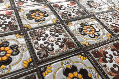 Seramik fayanslarla dekore edilmiş renkli desenli mobilyalar. Seramik fayans. Ulusal süs. Doğu motifleri. Boyalı mobilyalar. Boyalı fayanslar. Sokak Kafesi.