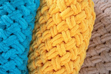 Bir yığın peluş battaniye. Elle örülmüş. Sıcak battaniyeler. Rahat bir ev. Düğümlü iplik. Ev hayatı..