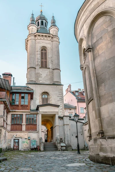 Lviv 'in mimarisi. Boş sokak. Eski bir şehrin romantizmi. Evlerin arasındaki kaldırım taşı. Avrupa Merkezi. Eski bina. Ukrayna 'dan geçeceğiz. Ukrayna mimarisi. Ukrayna 'nın eski merkezi Lviv' de boş bir kaldırım.. 