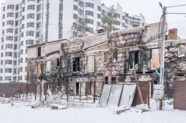 Ukrayna 'da savaş. Rus saldırganlığı. Terörist saldırısı. Mahvolmuş bir ev. Yanmış evler ve arabalar. Barışçıl bir Ukrayna kasabasında trajedi. Rus terörist devleti. Ukrayna 'daki Rus saldırısının sonucu olarak yıkılan ve yakılan bir yerleşim yeri..
