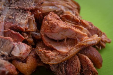 Domuz budu. Et yemeği. Restoran menüsü. Haşlanmış domuz eti. Bir aşçının işi. Eklemleri kes. Yağlı yiyecekler. Yemek için bir malzeme. Kalori ürünleri. İştah açıcı yemek. Lezzetli sulu domuz eti, kemikten kesilmiş..