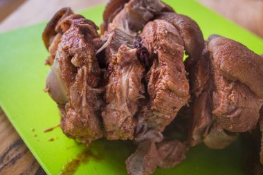 Domuz budu. Et yemeği. Restoran menüsü. Haşlanmış domuz eti. Bir aşçının işi. Eklemleri kes. Yağlı yiyecekler. Yemek için bir malzeme. Kalori ürünleri. İştah açıcı yemek. Lezzetli sulu domuz eti, kemikten kesilmiş..