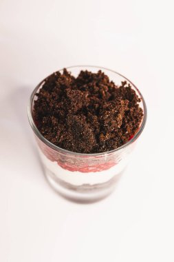 Çikolatalı sünger keki, taze ahududu ve kremadan yapılmış çok katmanlı bir tatlı. Böğürtlen reçeli Tatlı yemek. İştah açıcı tatlı. Çikolatalı pasta. Lezzetli yemek. Tatil masası. Kafe menüsü. Restoran servisi..