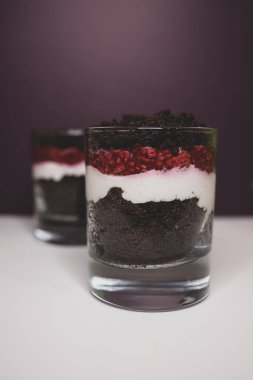 Çikolatalı sünger keki, taze ahududu ve kremadan yapılmış çok katmanlı bir tatlı. Böğürtlen reçeli Tatlı yemek. İştah açıcı tatlı. Çikolatalı pasta. Lezzetli yemek. Tatil masası. Kafe menüsü. Restoran servisi..