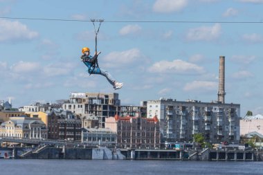 Nehrin karşısına geç. Yüksekten atla. Havada uç. Olağanüstü bir eğlence. Yaz eğlencesi. Havadaki kız. Telefonda kendini çek. Canlı izlenimler.