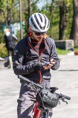 Kyiv, Ukrayna - 04.20.2024: Sparta Yarışı Ukrayna. Bağış koşusu. Ukraynalıların kırılmaz ulusu. Spor müsabakası. Ukrayna 'da hayat. Sağlıklı yaşam tarzı. Hayat devam ediyor. Endorfinin kaynağı. Spor tarzı. Uzuv protezi. Yaralanmadan sonra protezler.