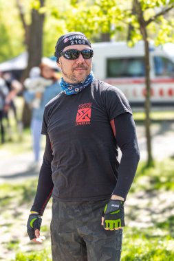 Kyiv, Ukrayna - 04.20.2024: Sparta Yarışı Ukrayna. Bağış koşusu. Ukraynalıların kırılmaz ulusu. Spor müsabakası. Ukrayna 'da hayat. Sağlıklı yaşam tarzı. Hayat devam ediyor. Endorfinin kaynağı. Spor tarzı. Uzuv protezi. Yaralanmadan sonra protezler.