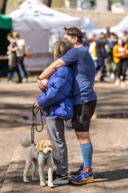 Kyiv, Ukrayna - 04.20.2024: Sparta Yarışı Ukrayna. Bağış koşusu. Ukraynalıların kırılmaz ulusu. Spor müsabakası. Ukrayna 'da hayat. Sağlıklı yaşam tarzı. Hayat devam ediyor. Endorfinin kaynağı. Spor tarzı. Uzuv protezi. Yaralanmadan sonra protezler.