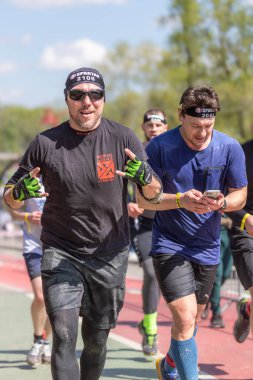 Kyiv, Ukrayna - 04.20.2024: Sparta Yarışı Ukrayna. Bağış koşusu. Ukraynalıların kırılmaz ulusu. Spor müsabakası. Ukrayna 'da hayat. Sağlıklı yaşam tarzı. Hayat devam ediyor. Endorfinin kaynağı. Spor tarzı. Uzuv protezi. Yaralanmadan sonra protezler.