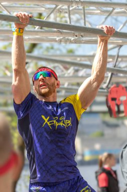 Kyiv, Ukrayna - 04.20.2024: Sparta Yarışı Ukrayna. Bağış koşusu. Ukraynalıların kırılmaz ulusu. Spor müsabakası. Ukrayna 'da hayat. Sağlıklı yaşam tarzı. Hayat devam ediyor. Endorfinin kaynağı. Spor tarzı. Uzuv protezi. Yaralanmadan sonra protezler.