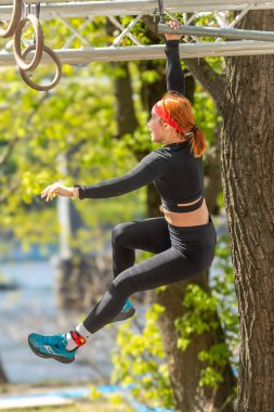 Kyiv, Ukrayna - 04.20.2024: Sparta Yarışı Ukrayna. Bağış koşusu. Ukraynalıların kırılmaz ulusu. Spor müsabakası. Ukrayna 'da hayat. Sağlıklı yaşam tarzı. Hayat devam ediyor. Endorfinin kaynağı. Spor tarzı. Uzuv protezi. Yaralanmadan sonra protezler.