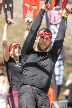 Kyiv, Ukrayna - 04.20.2024: Sparta Yarışı Ukrayna. Bağış koşusu. Ukraynalıların kırılmaz ulusu. Spor müsabakası. Ukrayna 'da hayat. Sağlıklı yaşam tarzı. Hayat devam ediyor. Endorfinin kaynağı. Spor tarzı. Uzuv protezi. Yaralanmadan sonra protezler.