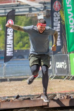 Kyiv, Ukrayna - 04.20.2024: Sparta Yarışı Ukrayna. Bağış koşusu. Ukraynalıların kırılmaz ulusu. Spor müsabakası. Ukrayna 'da hayat. Sağlıklı yaşam tarzı. Hayat devam ediyor. Endorfinin kaynağı. Spor tarzı. Uzuv protezi. Yaralanmadan sonra protezler.