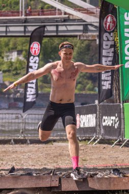 Kyiv, Ukrayna - 04.20.2024: Sparta Yarışı Ukrayna. Bağış koşusu. Ukraynalıların kırılmaz ulusu. Spor müsabakası. Ukrayna 'da hayat. Sağlıklı yaşam tarzı. Hayat devam ediyor. Endorfinin kaynağı. Spor tarzı. Uzuv protezi. Yaralanmadan sonra protezler.