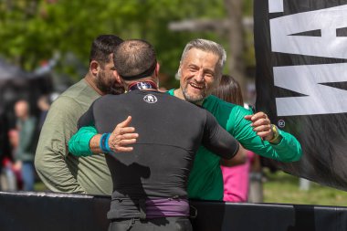 Kyiv, Ukrayna - 04.20.2024: Sparta Yarışı Ukrayna. Bağış koşusu. Ukraynalıların kırılmaz ulusu. Spor müsabakası. Ukrayna 'da hayat. Sağlıklı yaşam tarzı. Hayat devam ediyor. Endorfinin kaynağı. Spor tarzı. Uzuv protezi. Yaralanmadan sonra protezler.