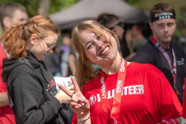 Kyiv, Ukrayna - 04.20.2024: Sparta Yarışı Ukrayna. Bağış koşusu. Ukraynalıların kırılmaz ulusu. Spor müsabakası. Ukrayna 'da hayat. Sağlıklı yaşam tarzı. Hayat devam ediyor. Endorfinin kaynağı. Spor tarzı. Uzuv protezi. Yaralanmadan sonra protezler.
