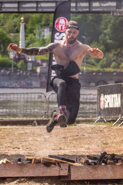 Kyiv, Ukrayna - 04.20.2024: Sparta Yarışı Ukrayna. Bağış koşusu. Ukraynalıların kırılmaz ulusu. Spor müsabakası. Ukrayna 'da hayat. Sağlıklı yaşam tarzı. Hayat devam ediyor. Endorfinin kaynağı. Spor tarzı. Uzuv protezi. Yaralanmadan sonra protezler.