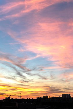 Günbatımı gökyüzünün gerçek dışı renkleri. Büyük şehrin üstündeki gökyüzü. Şehir manzarası. Ukrayna 'nın doğasının güzelliği. Cennetin resmi. Gökyüzünde çok renkli bulutlar.
