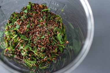 Keten tohumu ve yeşillikler sindirimi arttırır ve bağışıklığı güçlendirir. Sağlıklı beslenme. Sağlıklı yaşam tarzı. Organik antioksidan. Vitamin kokteyli. Kullanışlı ürünler.