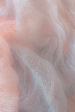 Yumuşak kumaş arka plan. Pembe ve gri karışımı. Soğuk ve sıcak. Renkli tül. Romantik düğün kartı. Aşk havası. Tekstil endüstrisi.