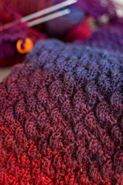 Parlak renkli iplikten ev yapımı sıcak çoraplar. Örgü öbekleri. Kendi yapımı sıcak çoraplar. Örgü deseni. Kaliteli yün iplik. Kırmızı-mavi gradyan. Samimi detaylar. Ev rahatlığı. Renkli iplik. Kış giysileri Noel hediyesi. Sakin kış hobisi. Yün çoraplar.