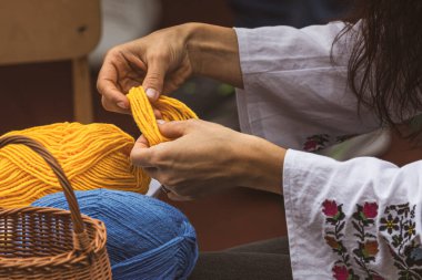 Geleneksel bir oyuncak bebek dokuması. İplik ellerinde. Ulus kodu. Kültür mirası. El yapımı tılsım. Ukrayna bayrağı. Kız elleri. Eski Ukrayna sanatı. Ukrayna kültürü ve gelenekleri. Vatansever dikiş işi.