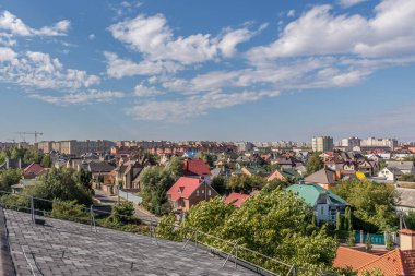 Özel ve apartmanlı bir yerleşim yerinden bir manzara. Şehrin en yüksek noktasından bak. Özel bir yerleşim bölgesi. Ukrayna emlak piyasası. Ukrayna 'nın mimarisi. Banliyölerdeki yoğun binalar.