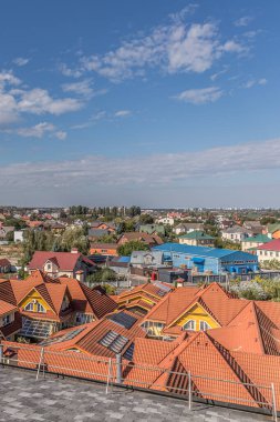 Özel ve apartmanlı bir yerleşim yerinden bir manzara. Şehrin en yüksek noktasından bak. Özel bir yerleşim bölgesi. Ukrayna emlak piyasası. Ukrayna 'nın mimarisi. Banliyölerdeki yoğun binalar.