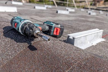 Güneş panelleri için çatı destekleri monte ediliyor. Metal parmaklıklar. Avrupa enerji koruma teknolojileri. Ukrayna 'nın enerjisi. Isıtma mevsimi. Yenilenebilir kaynak. Montaj işe yarıyor. Güneş panelleri kurulumu.