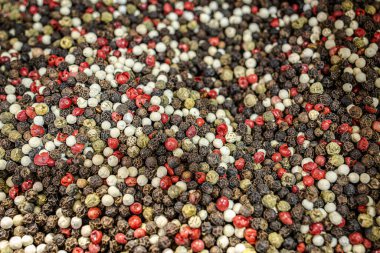 Ağırlıklarına göre kokulu baharatlar. Gevşek kırmızı, sarı ve yeşil baharatlar. Doğranmış aromatik bitkiler. Şükran Günü. Türk ve Gürcü baharatları. Sos malzemeleri. Lezzetli yemeklerin sırrı. Yemek pilavı ve et yemekleri için çeşitli baharatlar.. 