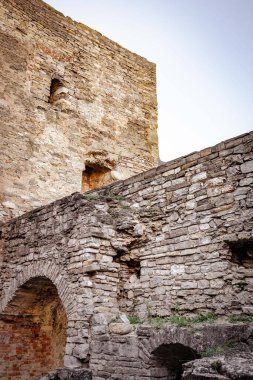Ukrayna 'nın Kamianets-Podilskyi şehrindeki taş kale. Antik kalenin her iki tarafında da pencereleri olan bir kemer şeklinde koridor. Ukrayna 'ya seyahat. Ortaçağ mimarisi. Ukrayna tarihi. İlginç bir dünya.. 