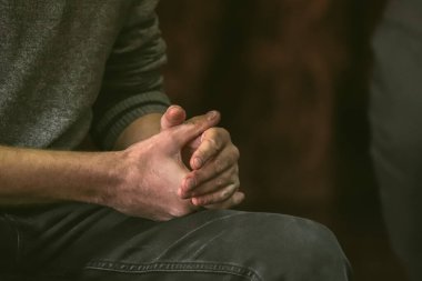 İnsan eliyle yapılan jestler iletişimin sözlü olmayan bir dilidir. Sözsüz jestler. Kapalı Poz. El ele tutuşmak. Gerçek hayat. Duyguları ifade etmek için jestler. İletişim Psikolojisi. Eller yukarı..