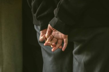 İnsan eliyle yapılan jestler iletişimin sözlü olmayan bir dilidir. Sözsüz jestler. Kapalı Poz. El ele tutuşmak. Gerçek hayat. Duyguları ifade etmek için jestler. İletişim Psikolojisi. Eller yukarı..