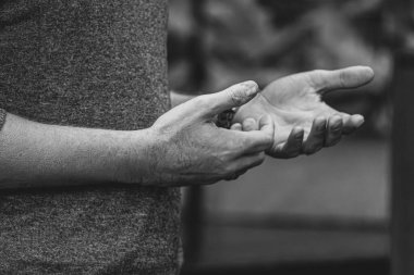 İnsan eliyle yapılan jestler iletişimin sözlü olmayan bir dilidir. Sözsüz jestler. Kapalı Poz. El ele tutuşmak. Gerçek hayat. Duyguları ifade etmek için jestler. İletişim Psikolojisi. Eller yukarı..