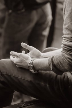 İnsan eliyle yapılan jestler iletişimin sözlü olmayan bir dilidir. Sözsüz jestler. Kapalı Poz. El ele tutuşmak. Gerçek hayat. Duyguları ifade etmek için jestler. İletişim Psikolojisi. Eller yukarı..