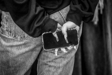 İnsan eliyle yapılan jestler iletişimin sözlü olmayan bir dilidir. Sözsüz jestler. Kapalı Poz. El ele tutuşmak. Gerçek hayat. Duyguları ifade etmek için jestler. İletişim Psikolojisi. Eller yukarı..