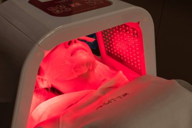 LED terapisi. Kozmetolojide LED lamba. Ciltteki metabolik süreçlerin uyarılması. Olgun cilt için anti-aging bakım 40 +. Kan dolaşımını iyileştirmek için prosedür. Güzellik tedavisi. Kozmetik prosedürü. Deri hidrasyonu. Yüz bakımı. Kadın güzelliği.