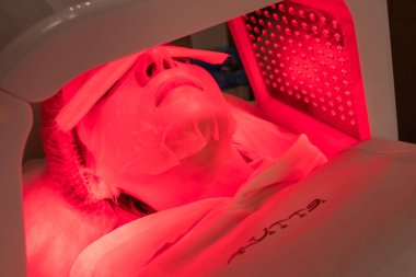LED terapisi. Kozmetolojide LED lamba. Ciltteki metabolik süreçlerin uyarılması. Olgun cilt için anti-aging bakım 40 +. Kan dolaşımını iyileştirmek için prosedür. Güzellik tedavisi. Kozmetik prosedürü. Deri hidrasyonu. Yüz bakımı. Kadın güzelliği.